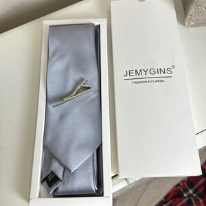 NIB JEMYGINS™️ Gray Silk Tie/Tie Clip